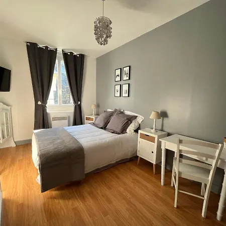 Le Du Petit Buccin A 2 Mn De La Mer. *